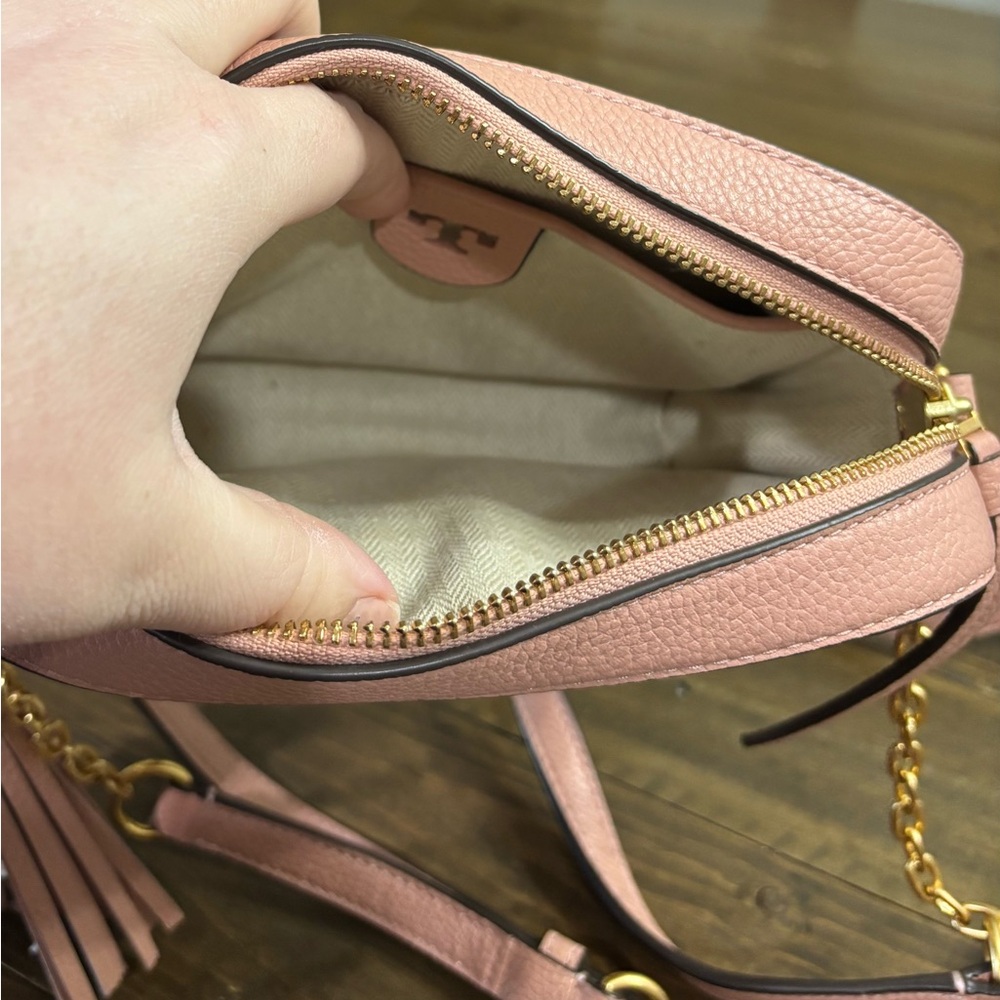 Tory Burch McGraw Camera Bag in Blush Pink - Picture 8 of 9